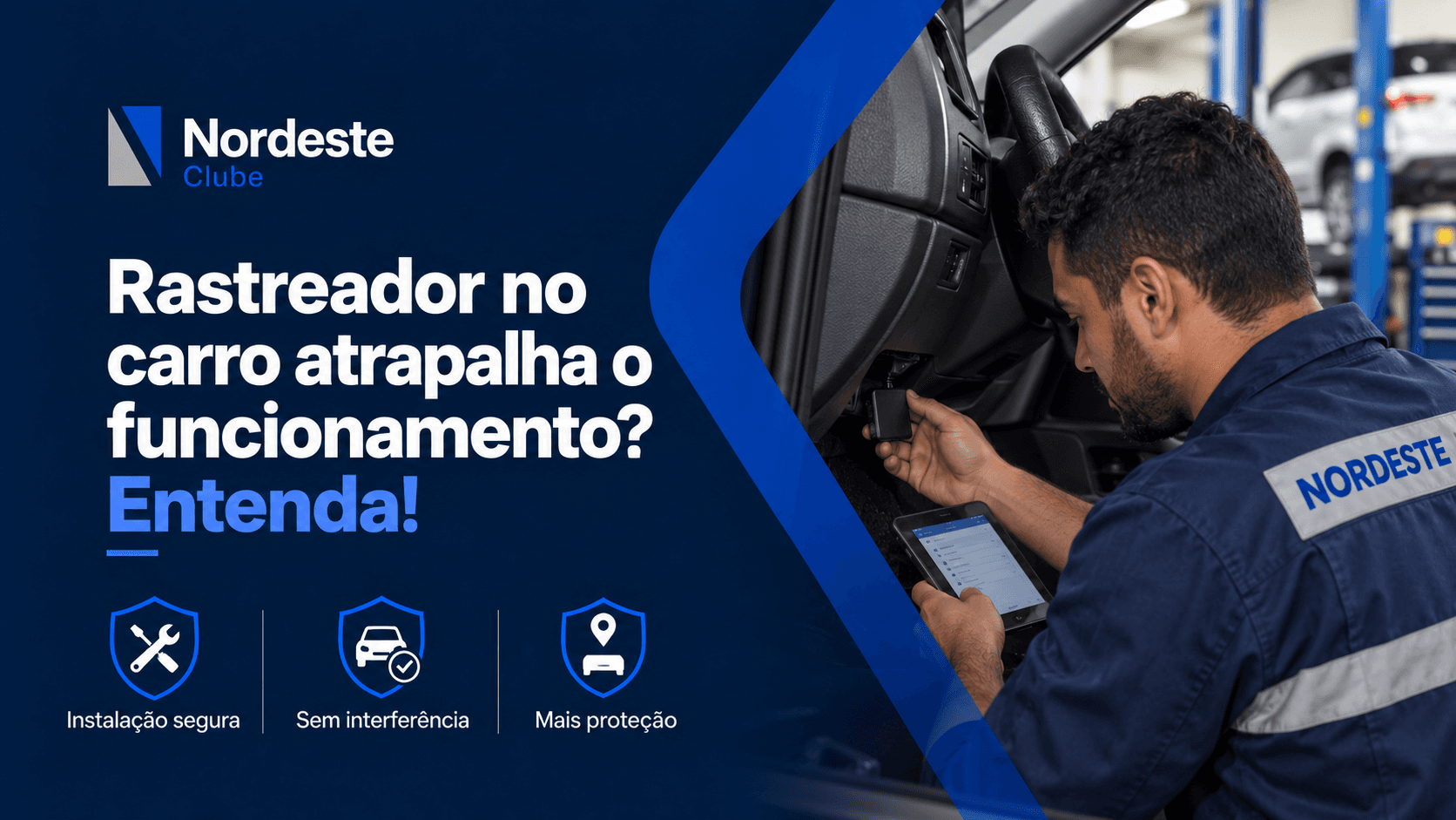 Mecânico qualificado instalando com cuidado um dispositivo de rastreador veicular no painel elétrico de um carro moderno.