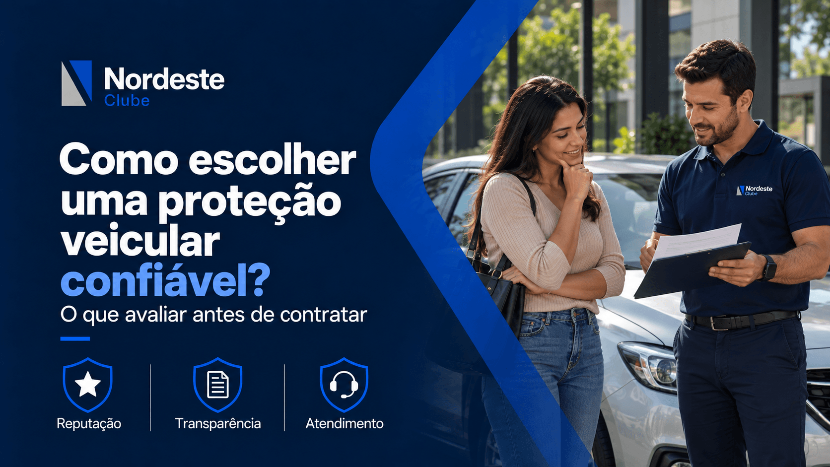 Motorista sorrindo ao lado de seu carro bem cuidado em uma rua arborizada.