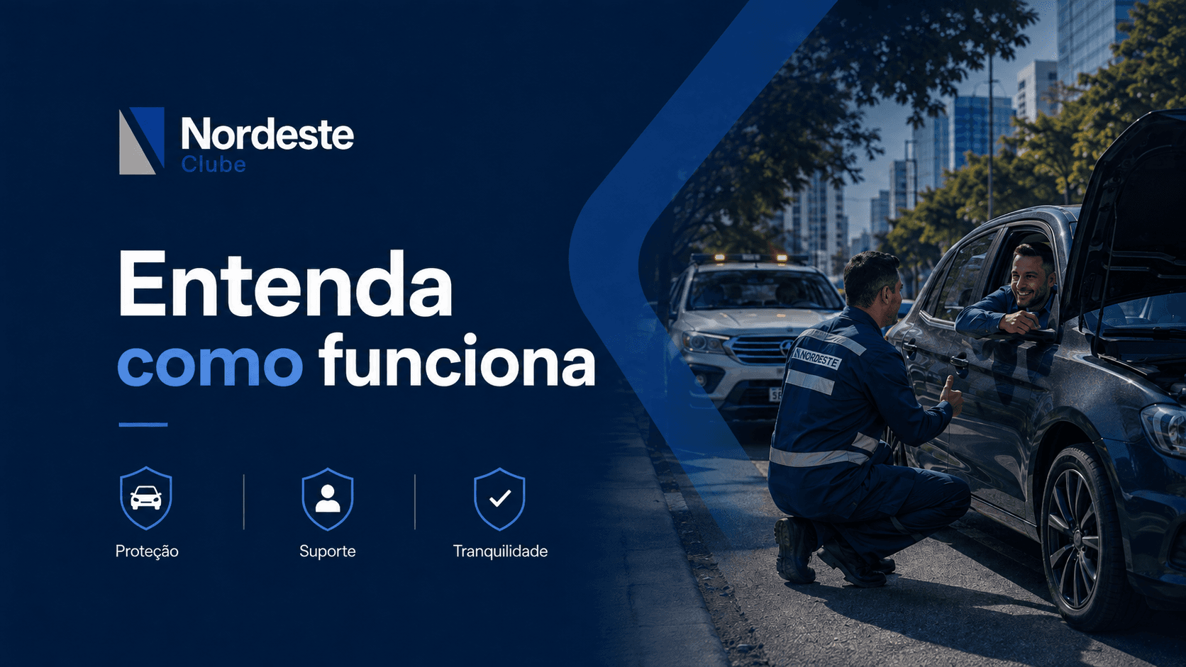 Pessoa sorridente ao lado de um carro moderno segurando a chave do veículo com segurança.